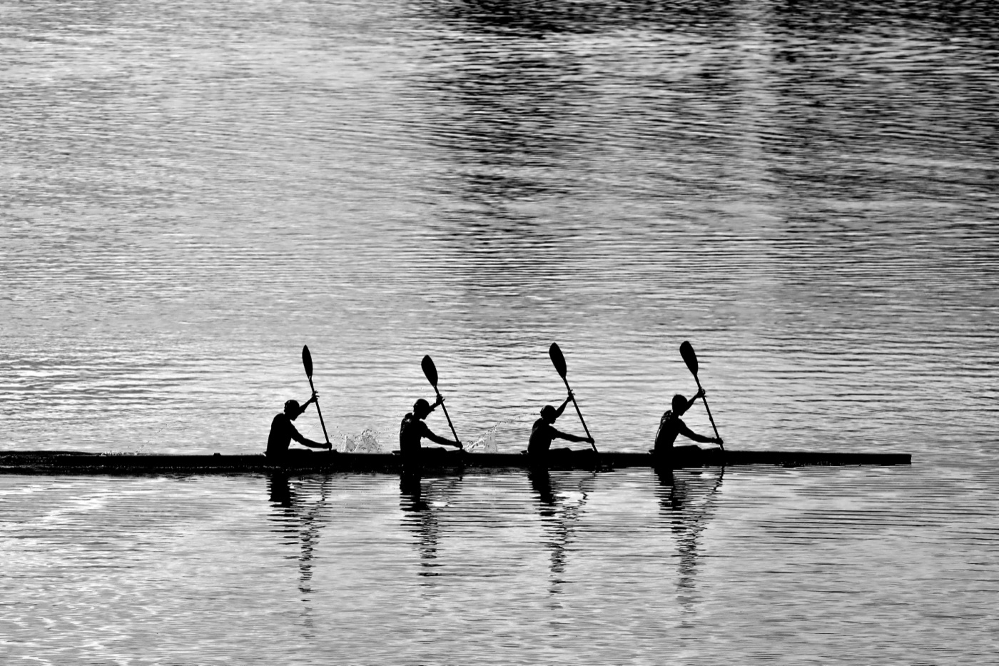Equipo de piragüismo entrenando